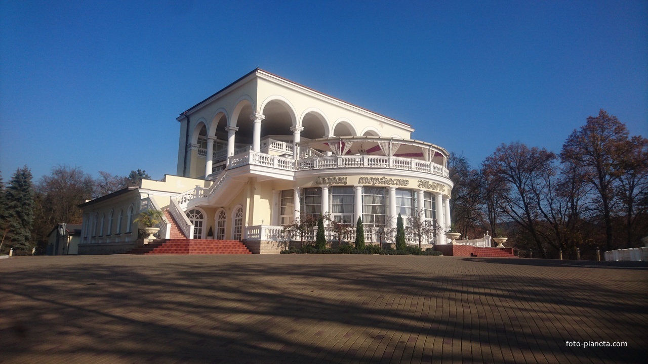 Дворец торжеств Эльбрус по проекту Георгия Мосулашвили на территории Атажукинского парка.