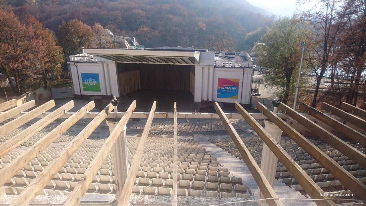 Зелёный театр (амфитеатр в 3 яруса) в Атажукинском парке с видом на озеро Трек.