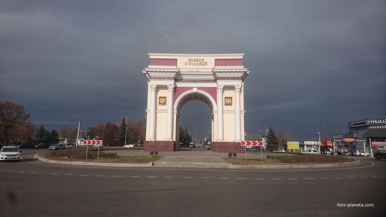 Триумфальная арка &quot;Навеки с Россией&quot; (мемориальная арка Дружбы) в честь 450-летия заключения союза между Кабардой и Россией