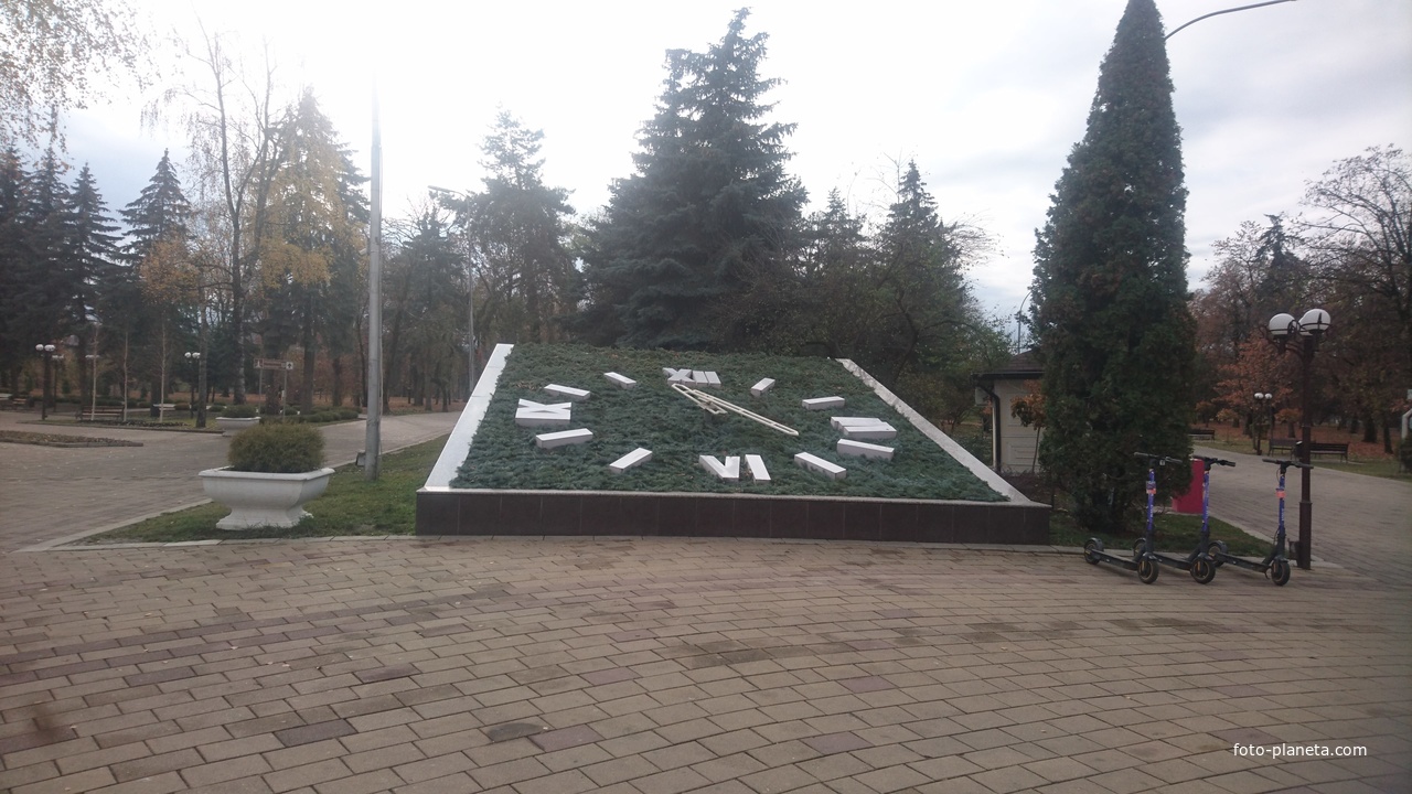 Цветочные часы в Атажукинском саду