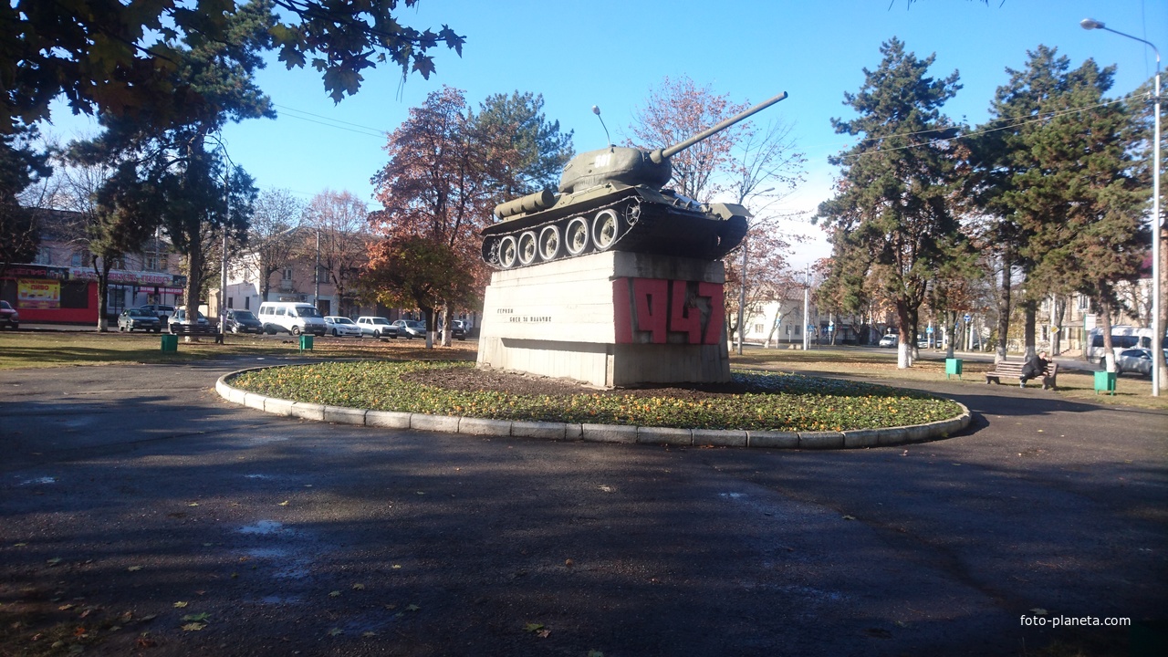 Монумент на Осетинской улице &quot;Танк Т-34&quot; защитникам и освободителям города Нальчика от немецко-фашистских захватчиков