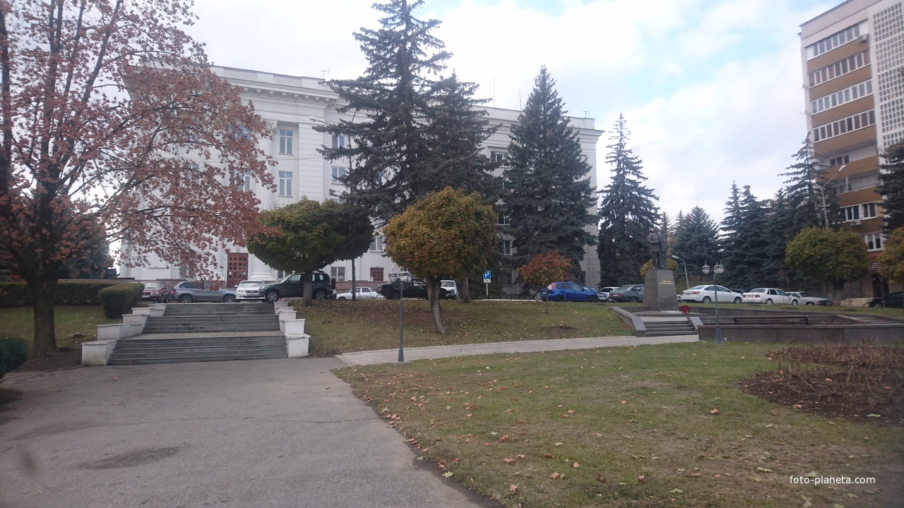 Дом Правительства со сквером со стороны улицы Головко