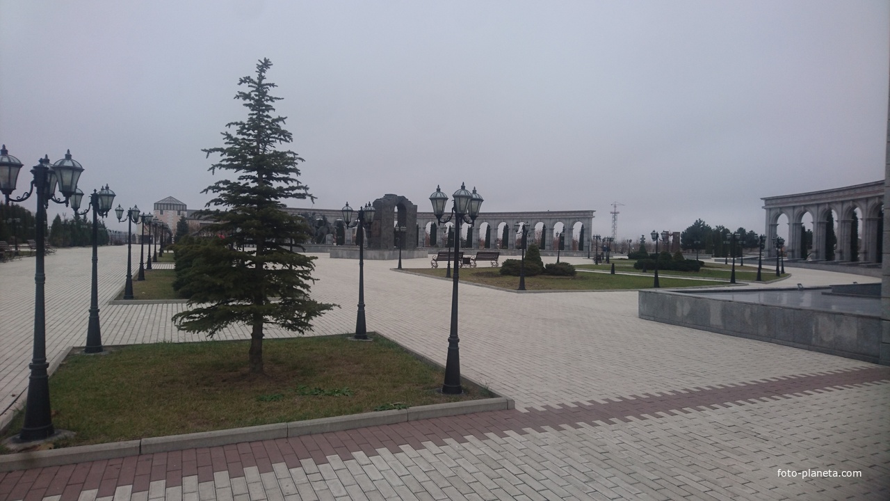 На территории Мемориала памяти и славы в Насыр-Кортском административном округе Назрани. Фрагмент общей панорамы с аллеями и аркадами.