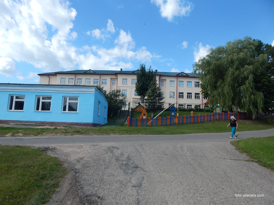 Поселковая школа (на заднем плане)