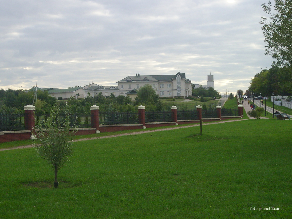 Ограждённая территория Лошицкого усадебно-паркового комплекса в районе улицы Маяковской