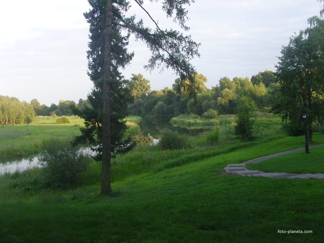 Лошицкий усадебно-парковый комплекс. Место слияния реки Лошица (справа) с рекой Свислочь