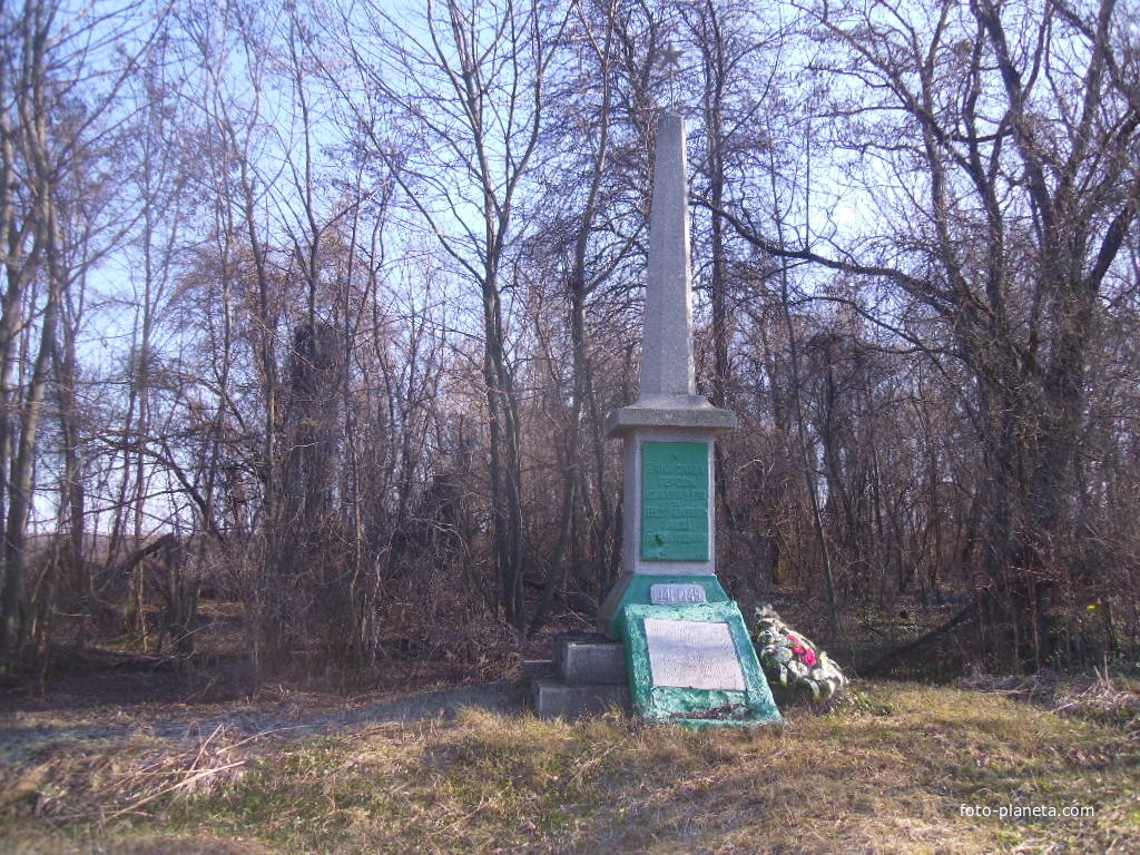 Братская могила 355 воинов погибших при освобождении Ясиноватки от фашистов.Братская могила стоит на сельском кладбище.