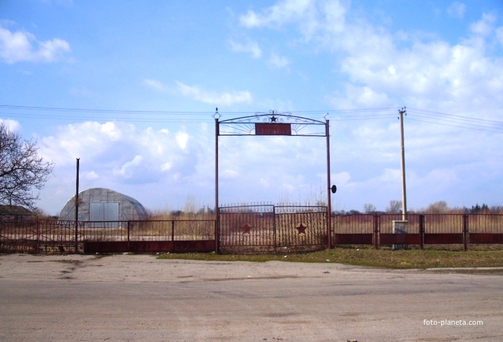 Ворота бывшего колхоза.