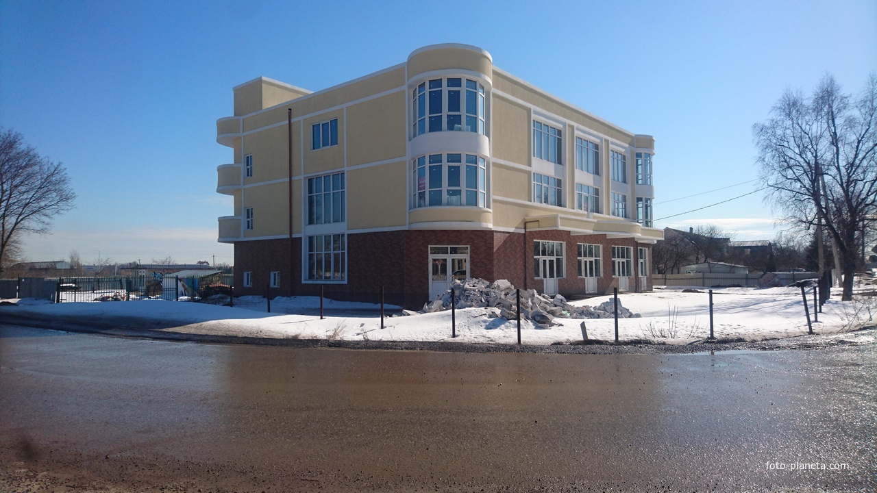 Новое здание свободного назначения (на продажу) в начале Школьной улицы около ж/д станции Гжель