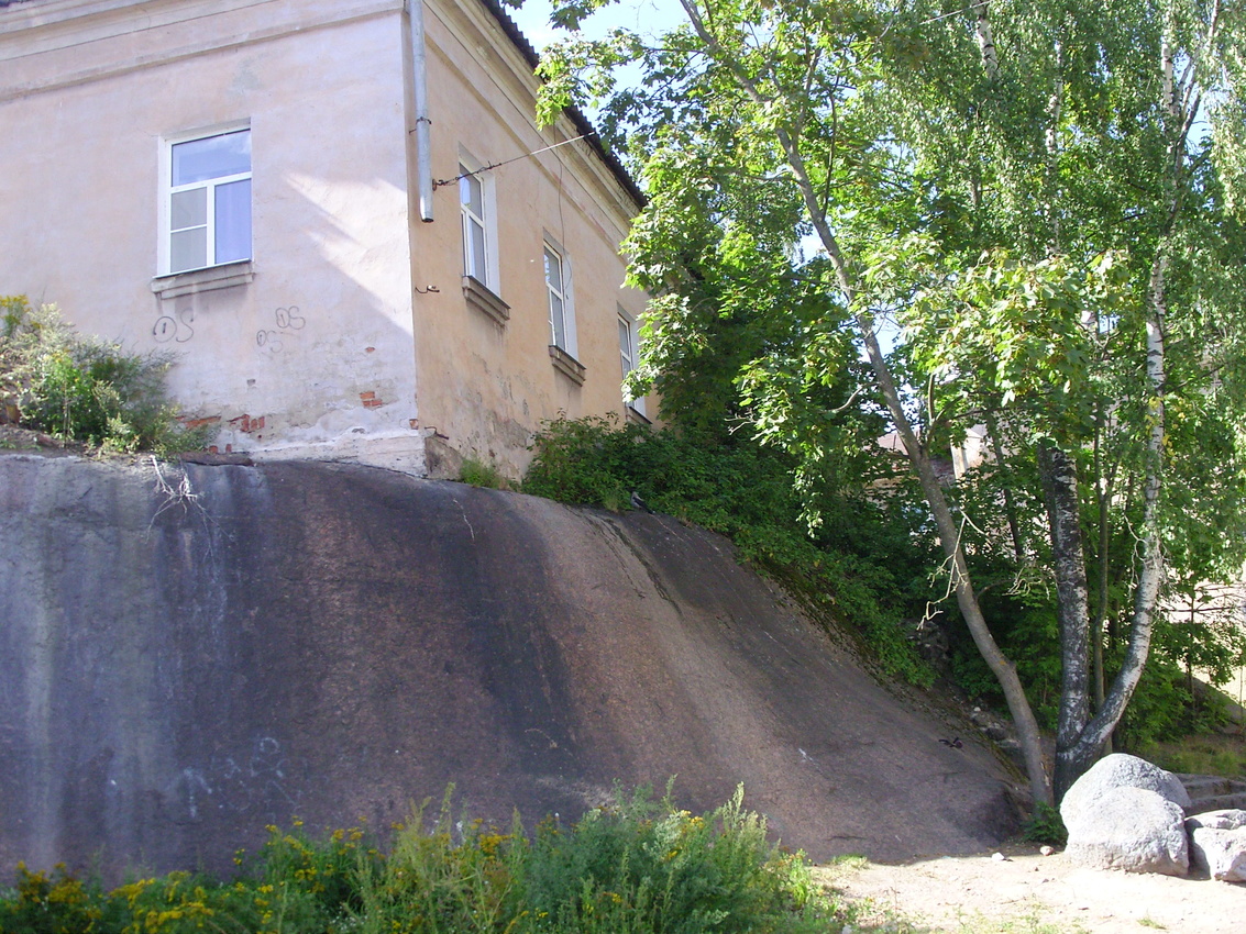 Дом на скале на углу между улицами Водной заставы и Прогонной