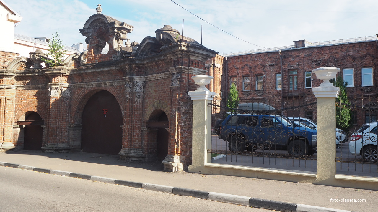 Ломовские ворота в Денисовском переулке