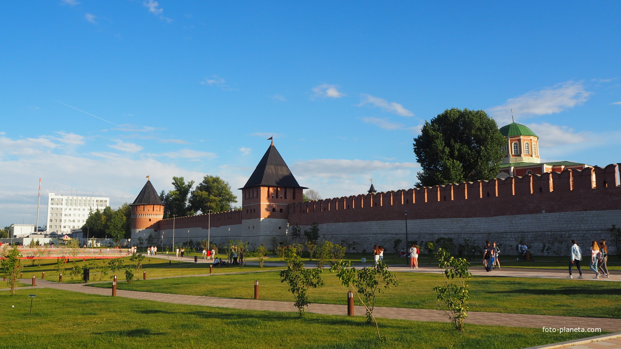 Кремлевская стена с Ивановской башней и  Башней на Погребу