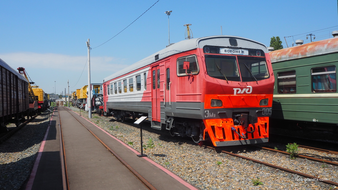 Головной вагон электропоезда  ЭМ9-005  в экспозиции станции Воронеж