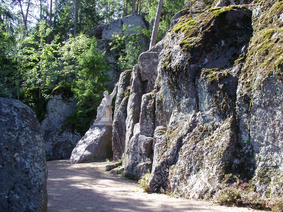 Каменное ущелье Святого Николая со статуей Вяйнямёйнена в скальном пейзажном парке &quot;Монрепо&quot;
