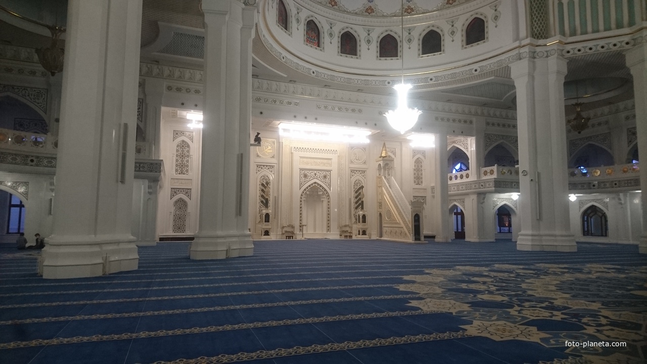 В молитвенном зале внутри мечети Мечети «Гордость мусульман» имени Пророка Мухаммада