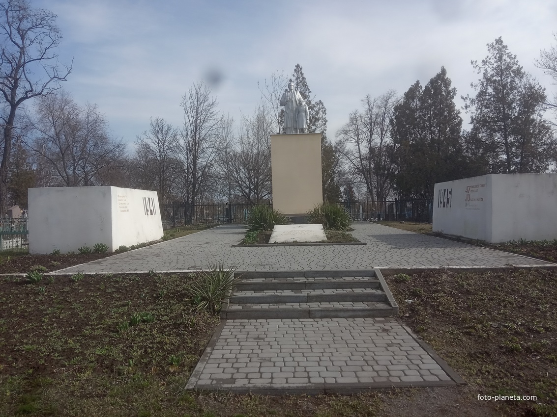 Памятник Великой Отечественной на РТС. .
