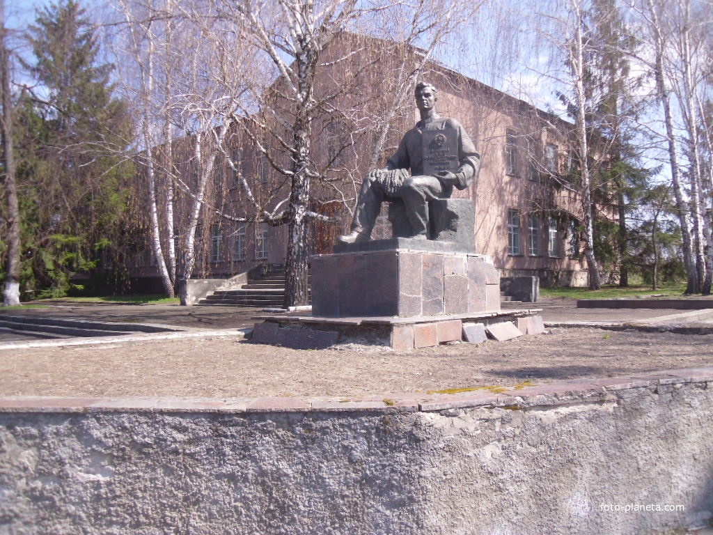 Памятник посвященный Акту на вечное пользование землёй колхозам.
