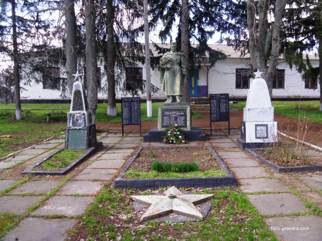 Братская могила воинов, погибших в боях за село и воинов односельчан не вернувшихся с войны.