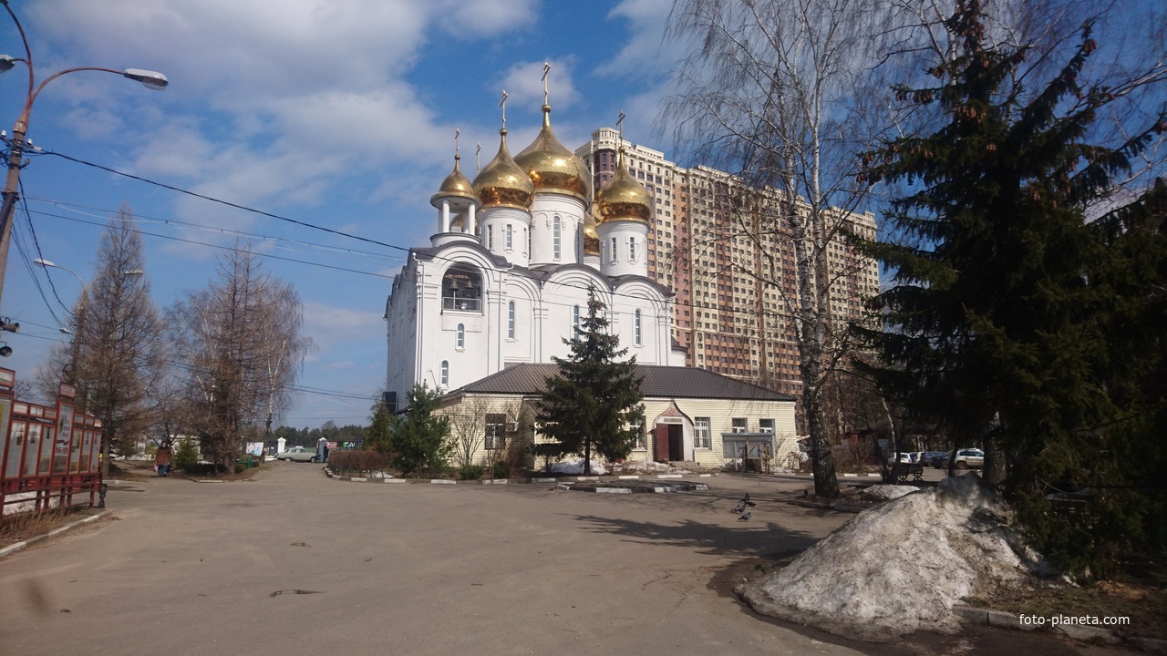 Церковная лавка перед Храмом Преображения Господня и 25-этажный жилой дом по ул. Гагарина 62