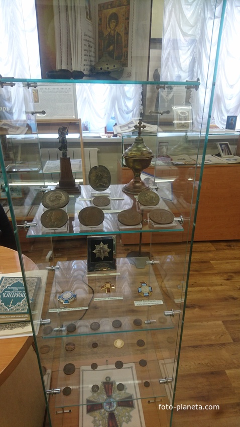 Музейный комплекс при Храме великомученика и целителя Пантелеймона. Зал с экспозицией царских и жуковских мучеников. Стенд с наградами