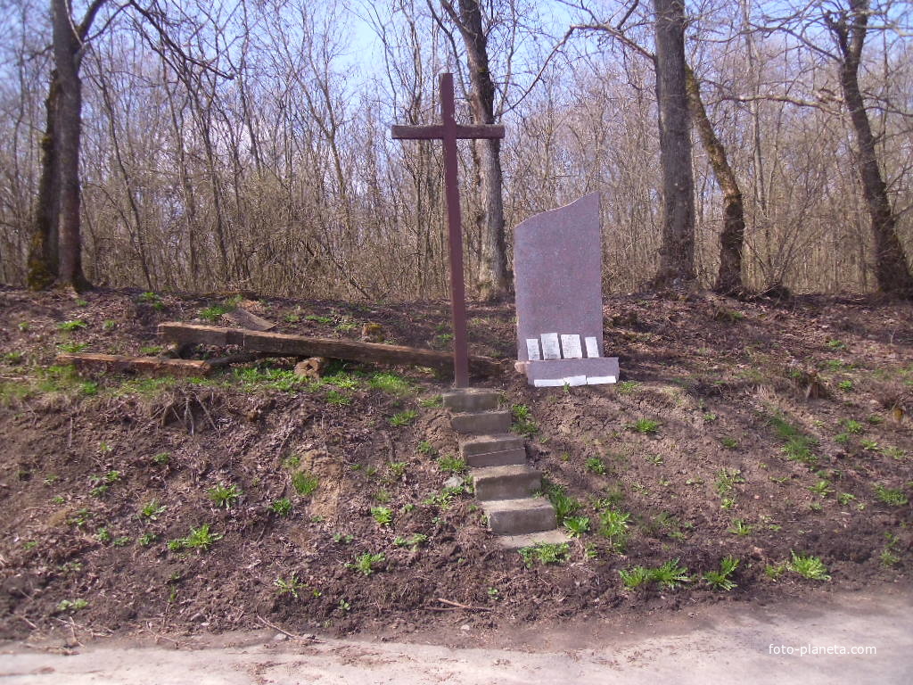 Крест - памятник умершие в Голодомор  1932/33(возле старого кладбища}.