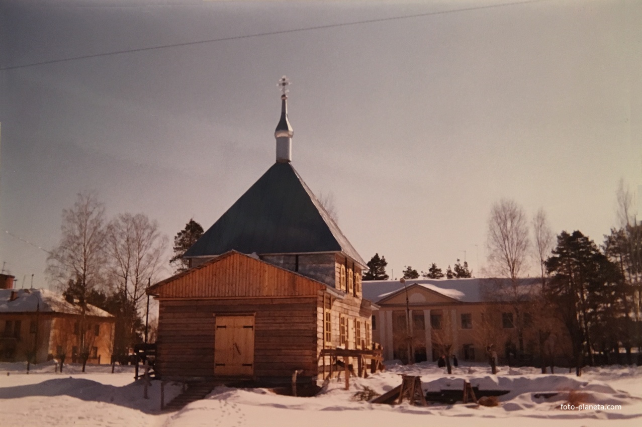 Строящийся храм иконы Богоматери Нечаянная Радость в посёлке Радовицкий. Март 1999г. Вид с запада