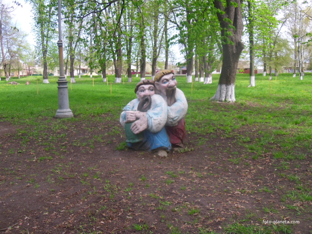 Скульптуры в парке Шевченко.