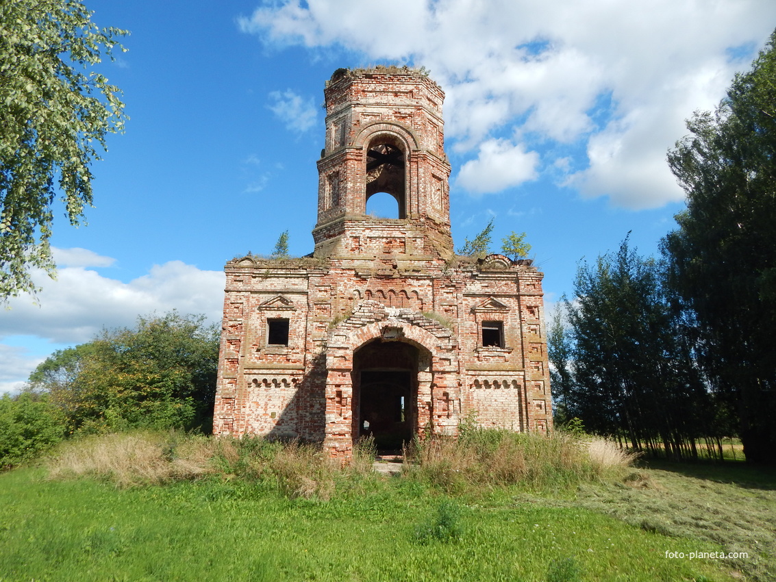 Остатки церкви Св.Ильи (вид со стороны главного входа)