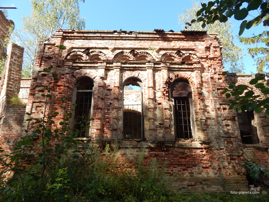 Остатки церкви Св.Ильи (вид боковой стороны)