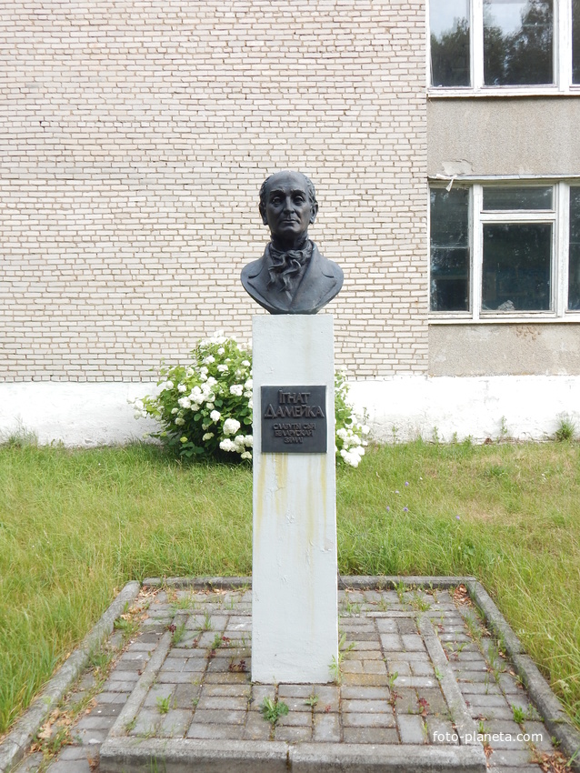 Бюст И.Домейко, установленный перед зданием школы