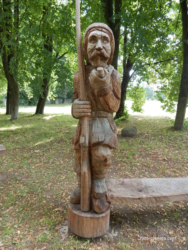 Деревянная скульптура (во дворе музея)