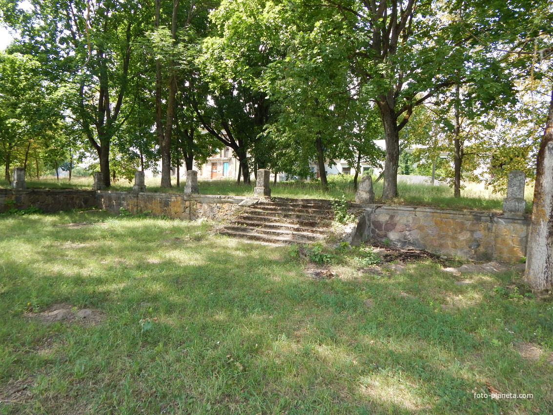 Остатки ограды дворца Радзивиллов