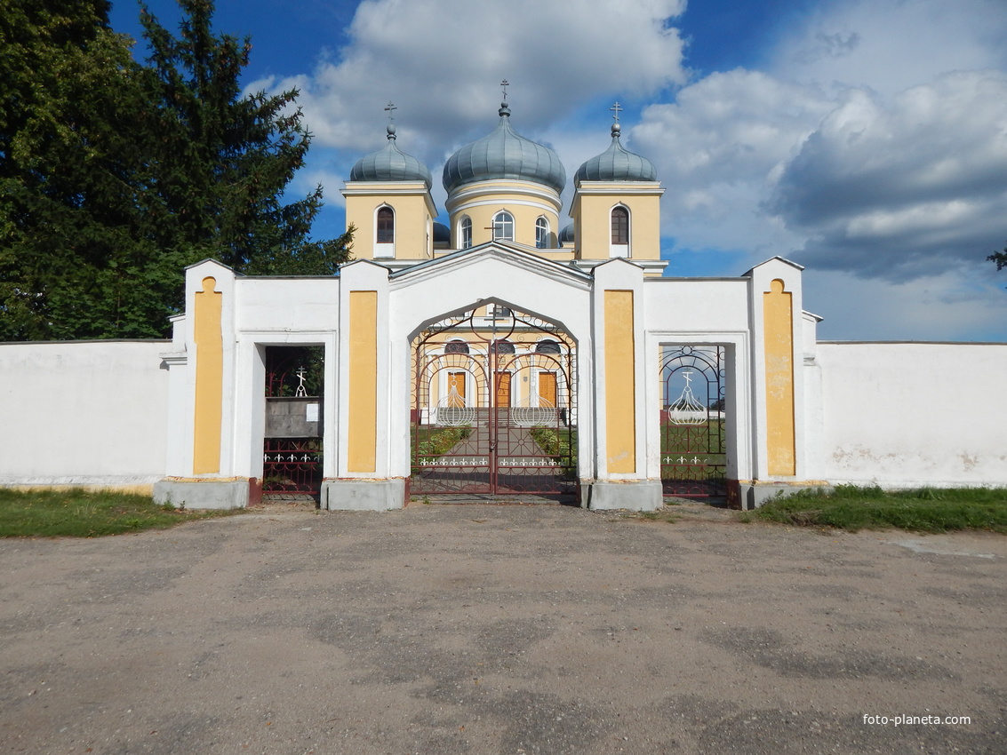 Входная брама Свято-Николаевской церкви