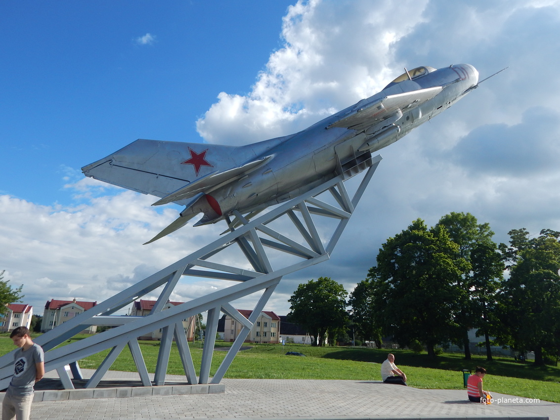 Памятник- самолёт Миг-19С