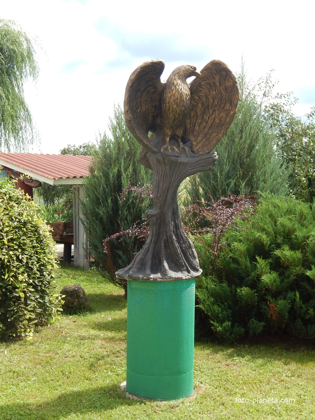 Скульптура орла (во дворе костёла)