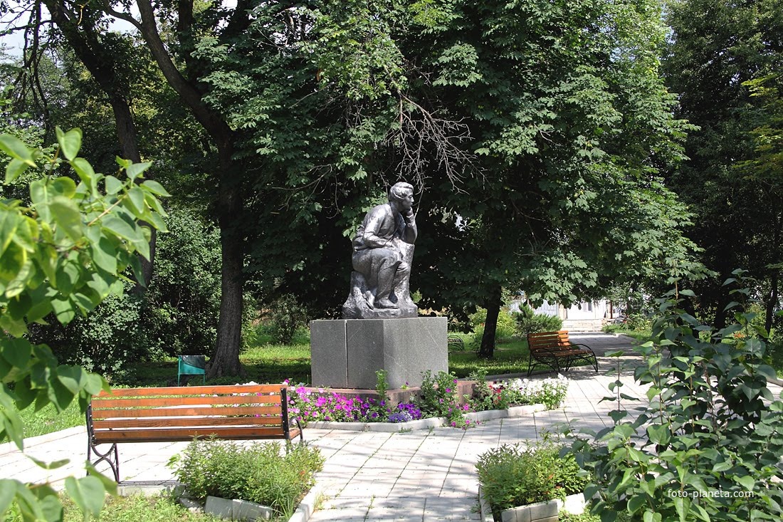 Белинский В.Г. в саду дома-музея