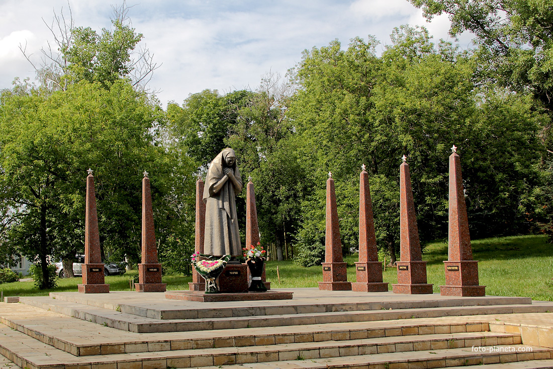 Памятник Марии Фроловой, потерявшей восемь детей в Отечественной войне