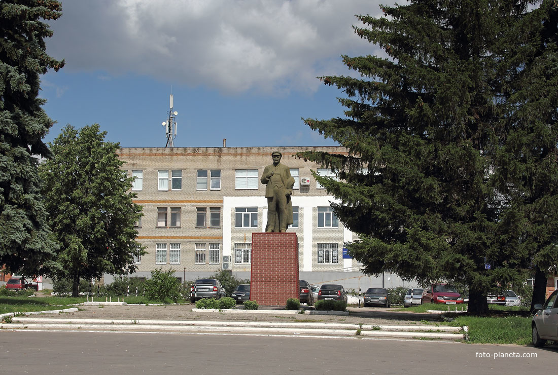 Администрация района, памятник Ленину