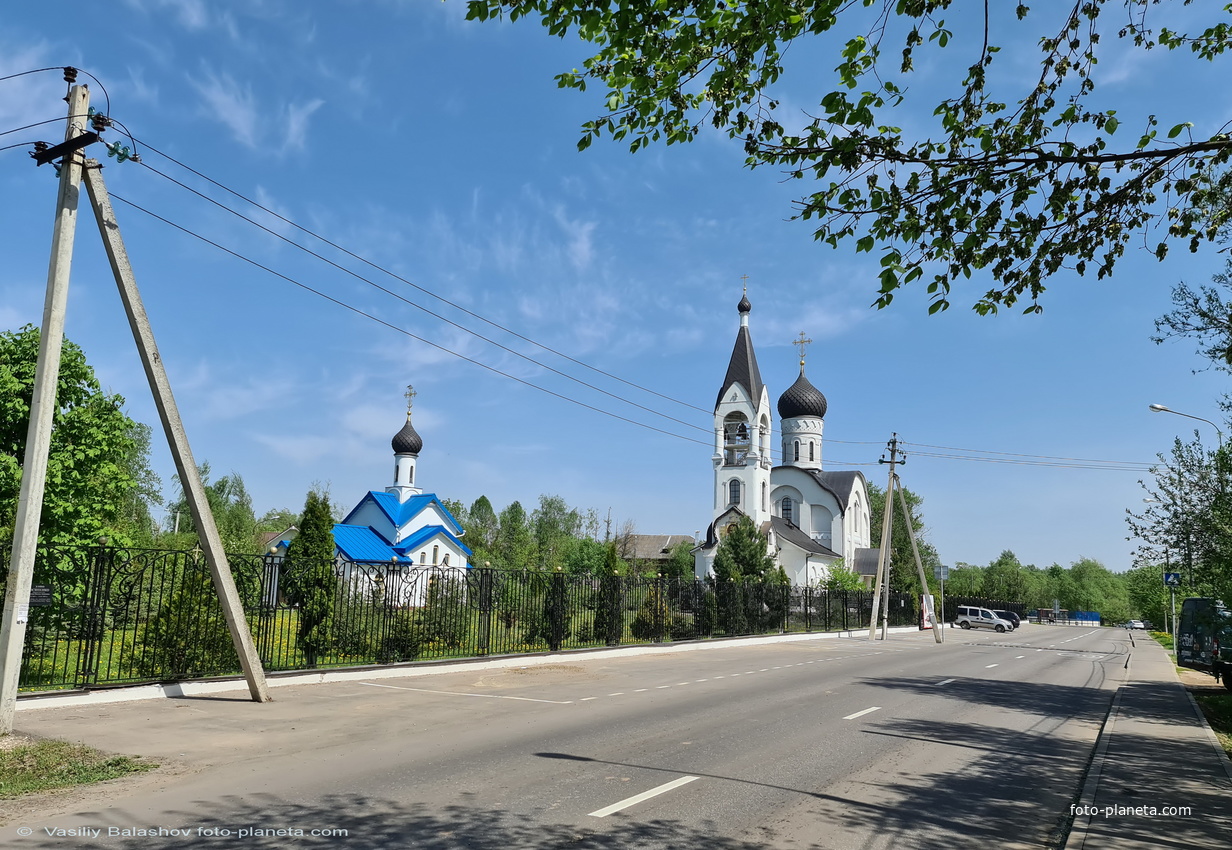 Покровская и Воскресенская церкви на Центральной улице в Толстопальцеве