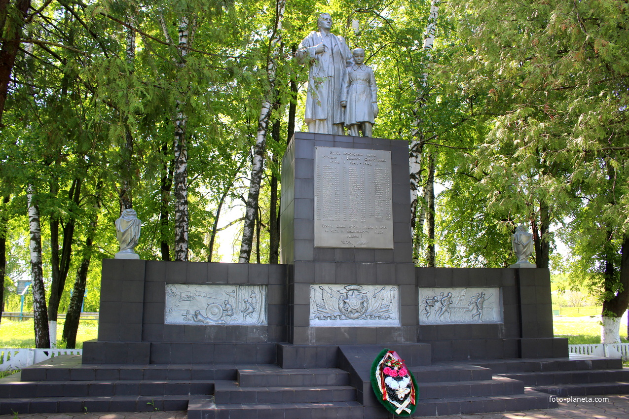 Мемориал погибшим в микрорайоне Устинка.