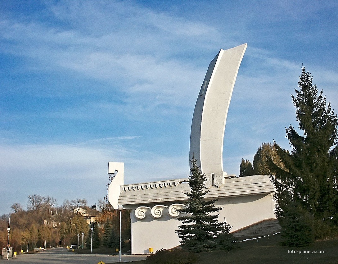 Памятник ладья. Стела Ладья Самара. Монумент «Самарская Ладья» Самара. Ладья Самара памятник.