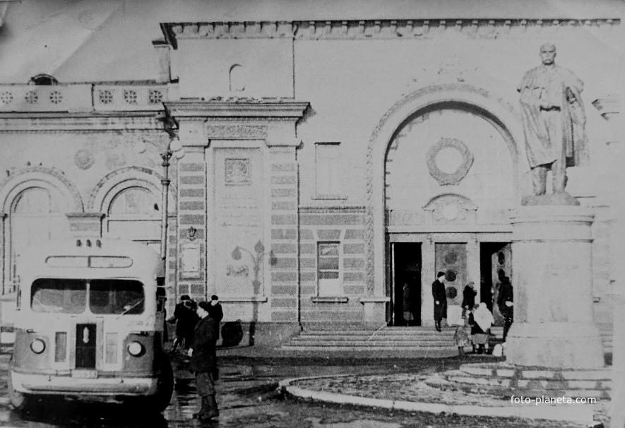 Привокзальная площадь южного вокзала ст.им. Шевченко,60-е года.