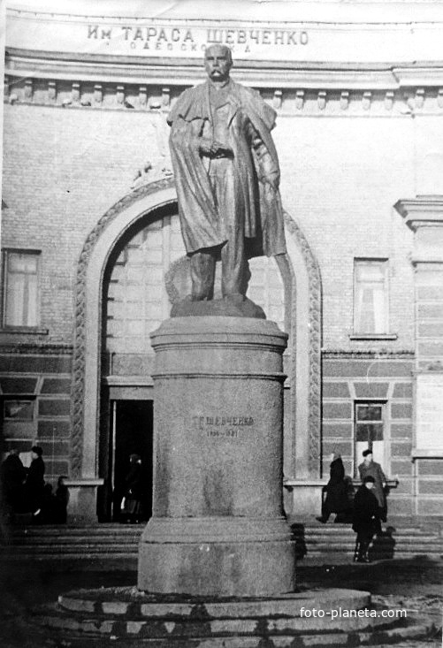 Памятник Т.Г.Шевченко на привокзальной площади,перед центральным входом в здание  южного вокзала ст.им.Шевченко,60-е года.