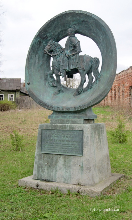 Памятник князю Михаилу Скопину-Шуйскому.