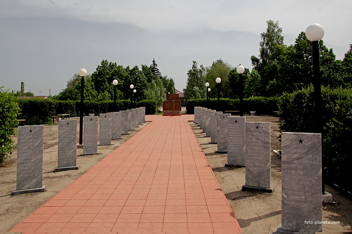 Парк Победы, памятники погибшим воинам в годы Отечественной войны.