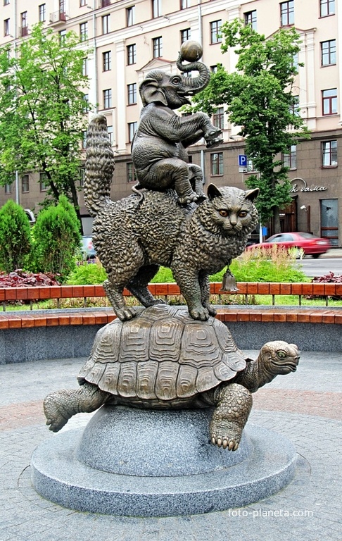 Кот , слон и черепаха  (около цирка)