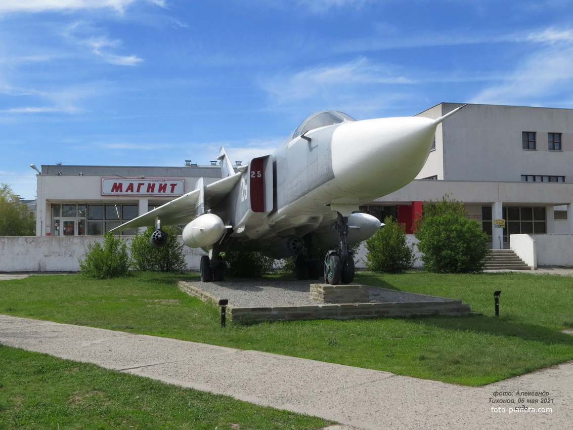Самолёт СУ-24М - памятник