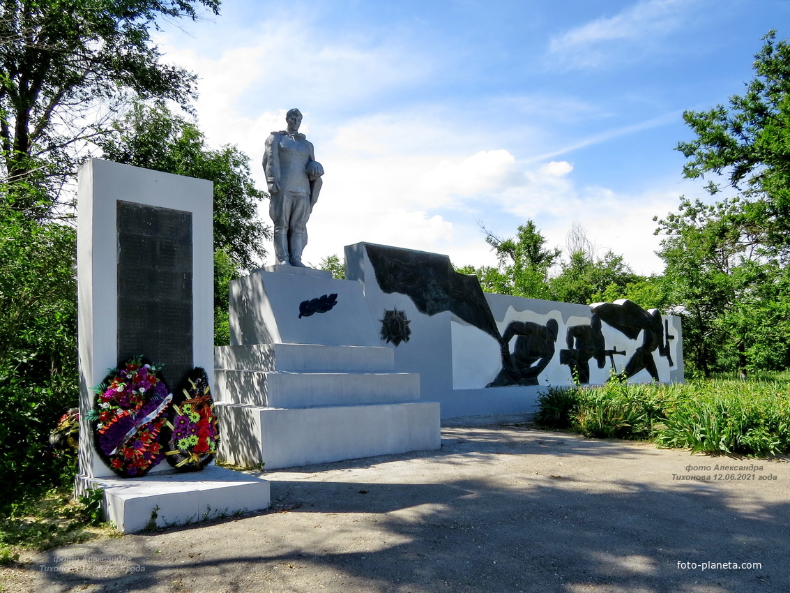 Мемориал-братская могила ВОВ