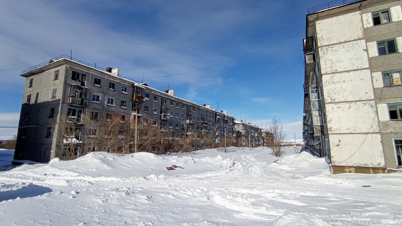 нежилые многоквартирные дома в заброшенном посёлке Советский в Воркуте.