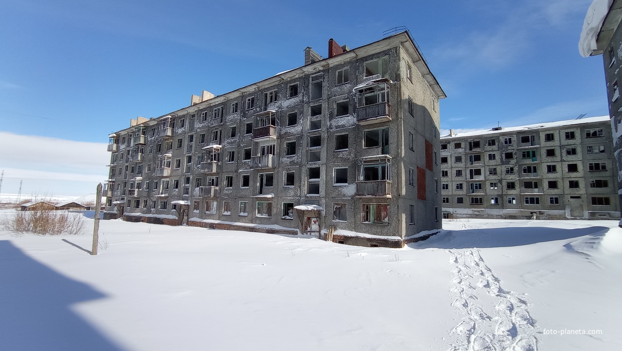 нежилые многоквартирные дома в заброшенном посёлке Советский в Воркуте.
